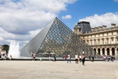 Louvre Müzesi dünyanın en büyük müzelerinden ve Fransa 'nın en popüler turizm merkezlerinden biridir.