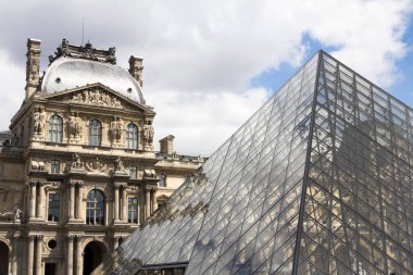 Louvre Müzesi dünyanın en büyük müzelerinden ve Fransa 'nın en popüler turizm merkezlerinden biridir.