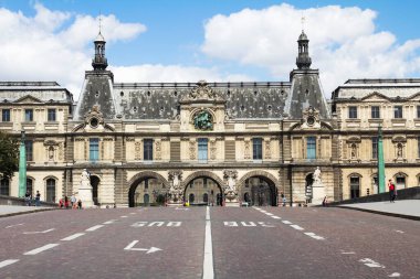 Seine Nehri 'nin ünlü Louvre Müzesi manzarası. Louvre Müzesi dünyanın en büyük ve en çok ziyaret edilen müzelerinden biridir..