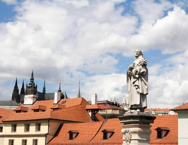 Estátuas Barrocas Ponte Carlos Praga Com Belo Castelo — Fotografia de Stock