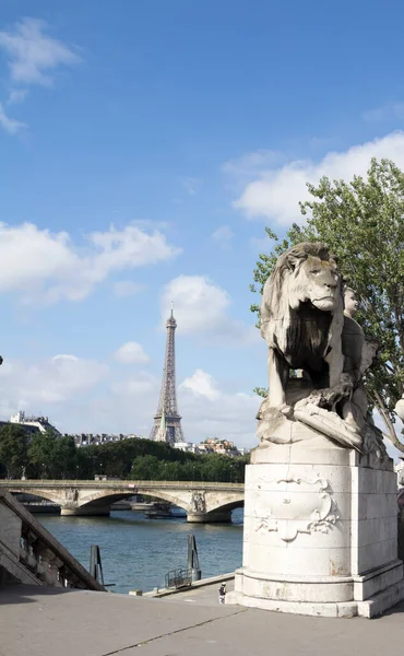 Iii Alexandre Híd Szobrai Párizsban Eiffel Torony Háttérben — Stock Fotó