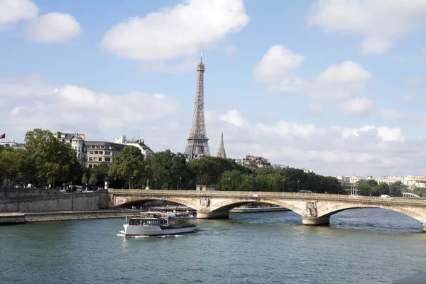 塞纳河上埃菲尔铁塔附近的游轮游览 在巴黎 有几趟横跨塞纳河的游船之旅 向游客展示观光景点 — 图库照片