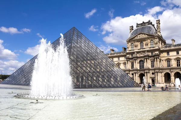 Louvre Múzeum Világ Egyik Legnagyobb Múzeuma Legnépszerűbb Turisztikai Célpontok Franciaországban — Stock Fotó