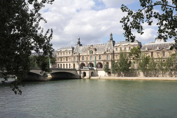 Kilátás Híres Louvre Múzeum Szajna Folyó Louvre Múzeum Egyik Legnagyobb — Stock Fotó