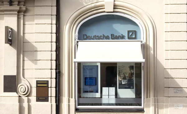 ドイツ銀行 Deutsche Bank ドイツ銀行 Deutsche Bank フランクフルトに本社を置くドイツのグローバル銀行および金融サービス会社です — ストック写真
