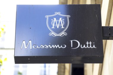 Massimo Dutti mağazası. Massimo Dutti, Inditex grubunun bir parçası olan İtalyan giyim imalat şirketidir..