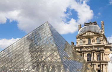 Louvre Müzesi dünyanın en büyük müzelerinden ve Fransa 'nın en popüler turizm merkezlerinden biridir.