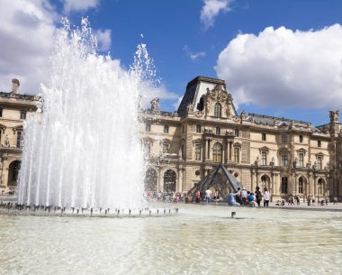 Louvre Müzesi dünyanın en büyük müzelerinden ve Fransa 'nın en popüler turizm merkezlerinden biridir.