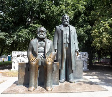 Karl Marx ve Friedrich Engels anıtının ayrıntıları. Berlin. Almanya