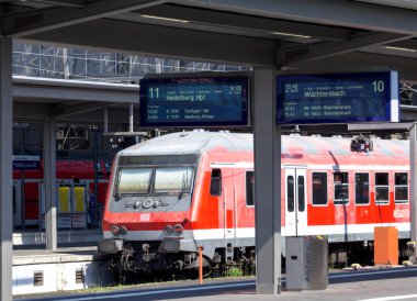  Frankfurt merkez istasyonunda, Almanya 'da. Günde yaklaşık 350.000 yolcuyla Almanya 'nın en sık rastlanan tren istasyonu..