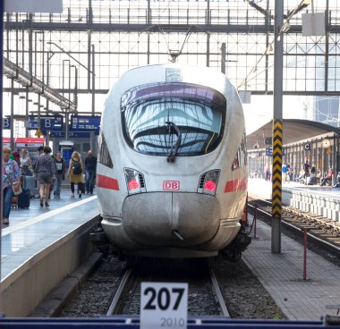 ICE Hız Treni, Frankfurt, Almanya 'daki Frankfurt merkez istasyonunun içinde..