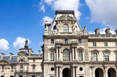 Louvre Müzesi dünyanın en büyük müzelerinden ve Fransa 'nın en popüler turizm merkezlerinden biridir.