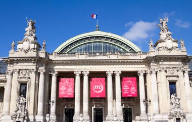PARIS 2016: Grand Palais des Champs-Elysees. 1900 'lerin Evrensel Sergisi için yapılan Güzel Sanatlar Mimarisi' ndeki Grand Palais, camdan, demirden, çelikten ve betondan yapılmıştır..