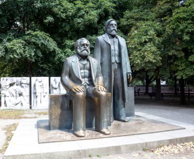 Karl Marx ve Friedrich Engels anıtının ayrıntıları. Berlin. Almanya