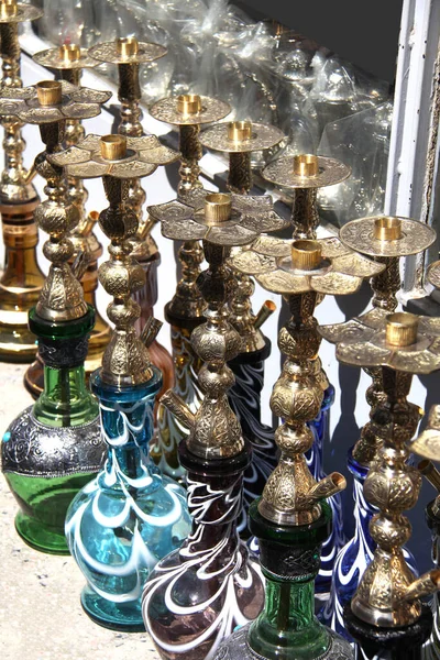 市場でのフカフ 伝統的なアラビアのシシャパイプフックああ 水道管 — ストック写真