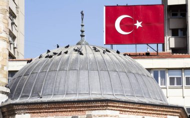 Türk bayrağı ve bir cami kubbesi