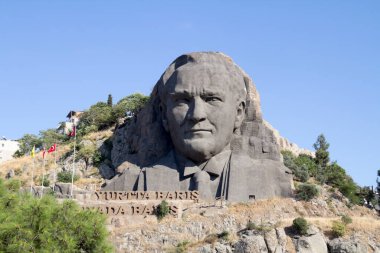 İzmir 'deki Buca' da Çağdaş Türkiye 'nin kurucusu Atatürk Heykeli