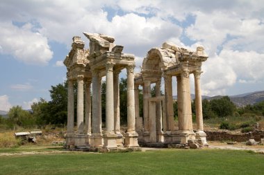 Afrodit Tapınağı 'na açılan Roma tetrapylon geçidi