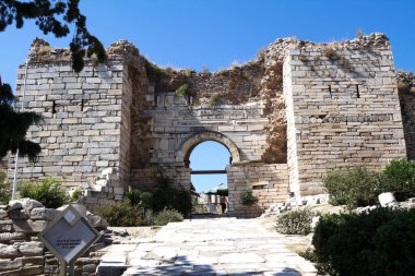 Duvarlardan geçerek Aziz John, Selcuk, Türkiye Kilisesi 'ne açılan taş kapı.