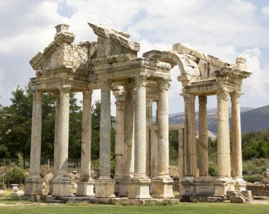 Afrodit Tapınağı 'na açılan Roma tetrapylon geçidi