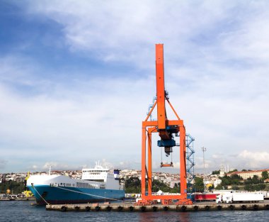 İstanbul Haydarpaşa limanında büyük bir konteyner gemisi,