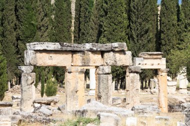 Antik Hierapolis kentinin kalıntıları, ilkbahar zamanı Türkiye
