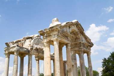 Afrodisias 'taki (Türkiye) ünlü Tetrapylon Kapısı, Yunan döneminde inşa edilen Afrodit' e adanmıştır. Roma zamanında Caria 'da küçük bir şehirdi..