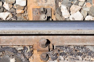 Demiryolu çivisi ve demiryolunu kapatın. 