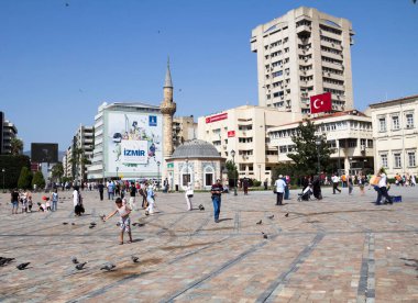 İzmir, Türkiye: Yürüyen insanlarla Konak Meydanı