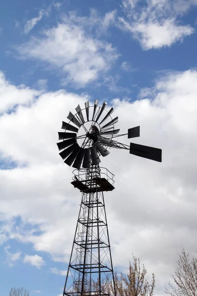 Väderkvarn Mot Blå Molnig Himmel — Stockfoto