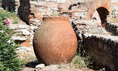 Büyük eski kil sürahi.