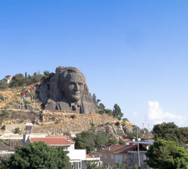 İzmir 'deki Buca' da Çağdaş Türkiye 'nin kurucusu Atatürk Heykeli