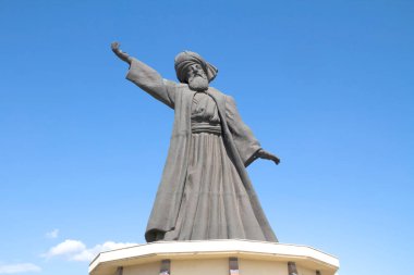 Meşhur Mevlana Rumi heykeli, dönen derviş