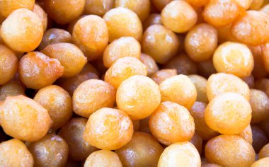 Türk lokma tatlısı - Lokma, şurupla kaplanıp servis edilen bir Türk tatlı hamuru.