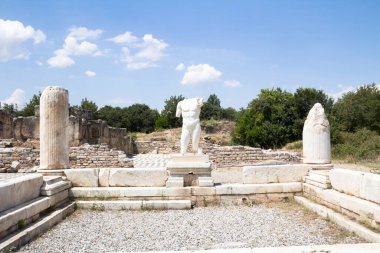 Aydın 'ın Hadrian hamamında çıplak erkek tanrının gövdesi