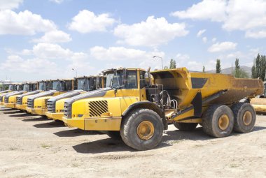 Sarı ağır inşaat kamyonu.