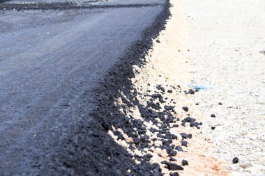 Yol inşaatında asfalt