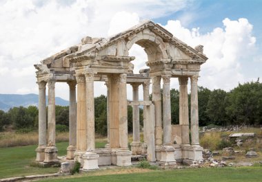 Afrodit Tapınağı 'na açılan Roma tetrapylon geçidi