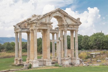 Afrodit Tapınağı 'na açılan Roma tetrapylon geçidi