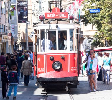 eski tramvay ve Taksim, İstanbul, Türkiye 'de yürüyen insanlar