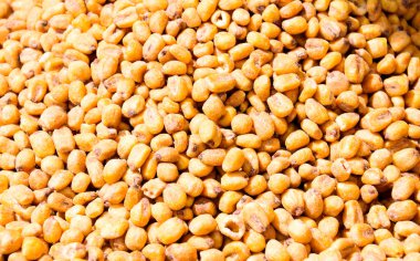 Kızarmış altın ve tuzlu mısır.