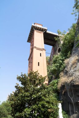 İzmir 'de eski asansör kulesi.