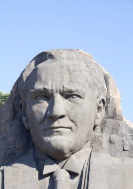 Çağdaş Türkiye 'nin kurucusu Atatürk Heykeli, Buca