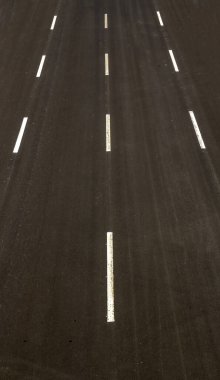 Bir asfalt yolun üst görünümü