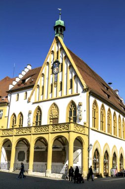 Amberg, Almanya 23 Mart 2019: Almanya 'nın Amberg kentindeki Pazar Meydanı' ndaki Gotik belediye binası