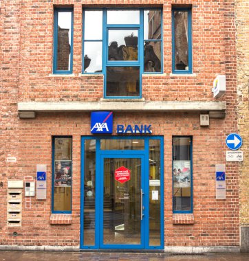 Bruges, Belçika: AXA Bank Belçika şubesinin dış kısmı. Brüksel 'de bulunan AXA Bank Belçika, bireylere ve küçük şirketlere perakende bankacılık sağlayan AXA Grubu' nun bankacılık koludur.