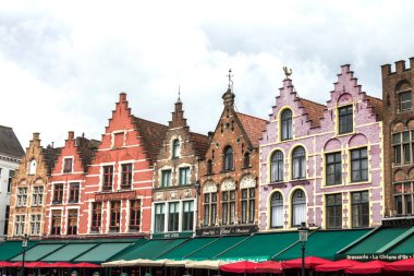 Bruges, Belçika: Belçika 'nın Bruges kentindeki Market Meydanı' nda ünlü eski renkli binalar. El değmemiş ortaçağ mimarisine sahip popüler Flaman şehri..