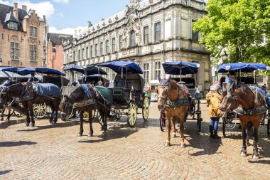 Bruges, Belçika - 8 Mayıs 2019: Brugge 'deki Markt (Pazar) Meydanı' nda at arabaları)