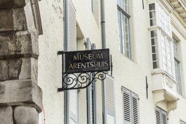 Bruges, Belçika: Arentshuis 18. yüzyılın son çeyreğinden kalma neoklasik bir bina ve şu anda resimlerle ilgili bir müze.