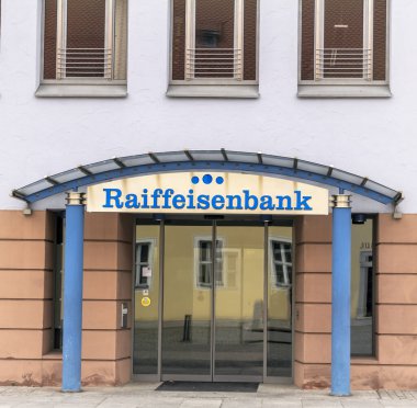 Freystadt / GERMANY - 1 Mayıs 2019: RAIFFEISEN Banka şubesi. RAIFFEISEN Bank grubu, Avusturya 'daki iki kooperatif banka grubundan biridir.